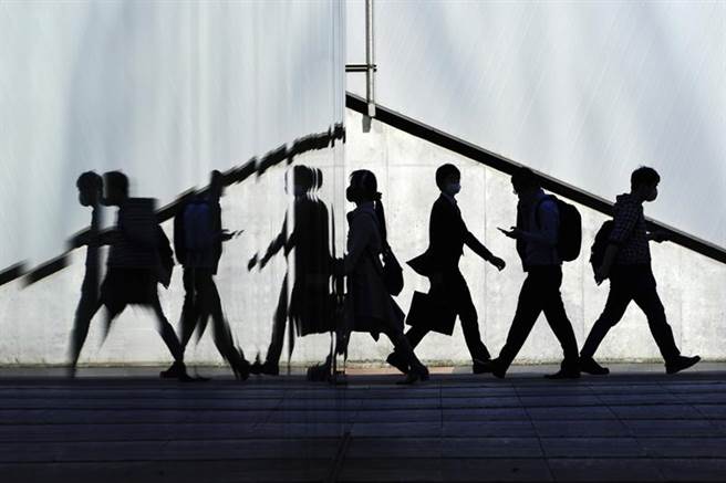 日本政府决定对东京都在内4都府县三度发布「紧急事态宣言」，由于期间适逢黄金周观光旺季，民间智库估算对经济造成的衝击最高可达6990亿日圆（约新台币1818亿）。(图/美联社)