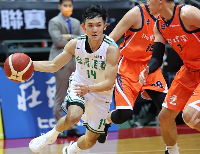 台啤总教练周俊三评估当家主控蒋淯安在季后赛首轮上场机率5成。(中华篮协提供)