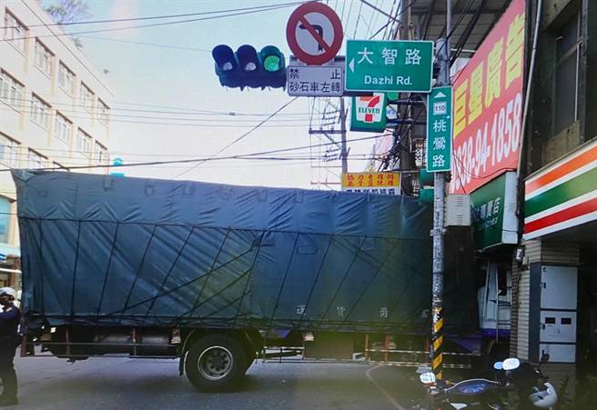 大货车驾驶恍神，T字路未转弯直衝店家骑楼。(翻摄照片／蔡依珍桃园传真)