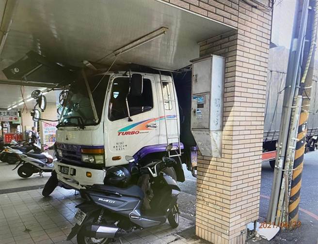 大货车驾驶恍神，T字路未转弯直衝店家骑楼。(翻摄照片／蔡依珍桃园传真)