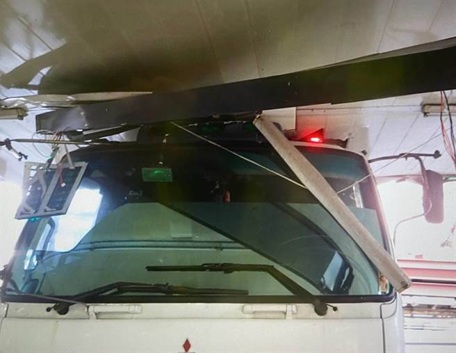 大货车驾驶恍神，T字路未转弯直衝店家骑楼。(翻摄照片／蔡依珍桃园传真)