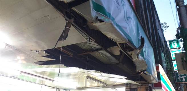 大货车驾驶恍神，T字路未转弯直衝店家骑楼。(翻摄照片／蔡依珍桃园传真)