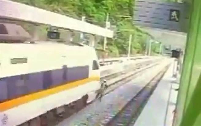 王姓工人疑似貪圖方便，擅自跨越軌道，鐵警將依涉及公共危險罪嫌送辦。（羅亦晽翻攝）