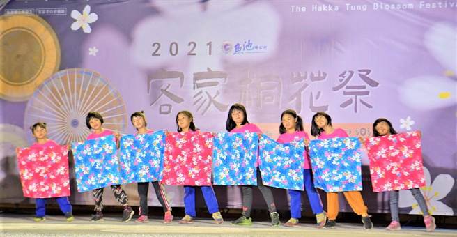 2021客家桐花祭－幸福南投桐乐会鱼池场「桐舞翩翩．迎春响乐」活动，23日晚间「客庄五城漫游音乐会」，吸引许多民眾到场聆赏。（卢金足摄）