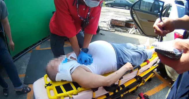 江姓駕駛救出時已無生命跡象。（呂妍庭翻攝）