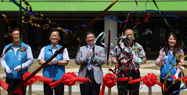 县长杨文科（中）等人为石光国小新校舍剪彩启用。（罗浚滨摄）