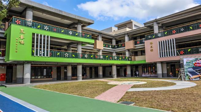 石光国小新校舍採三合院式建筑，融合传承和创新。（罗浚滨摄）