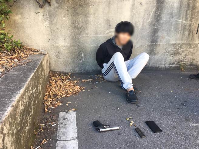 29歲吳姓男子將改造手槍藏褲管，遇永和警分局攔檢查獲。（翻攝）