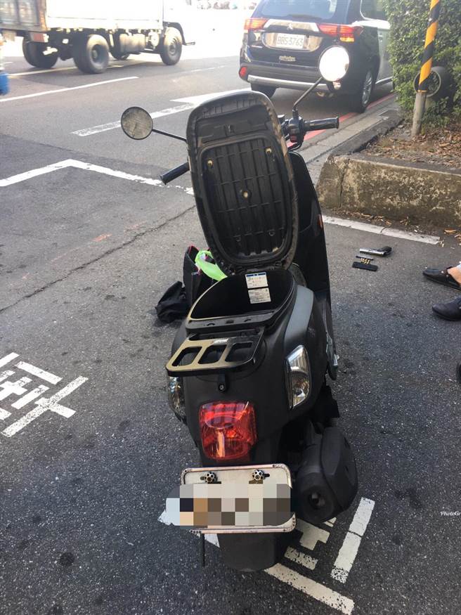 29歲吳姓男子將改造手槍藏褲管，遇永和警分局攔檢查獲。（翻攝）