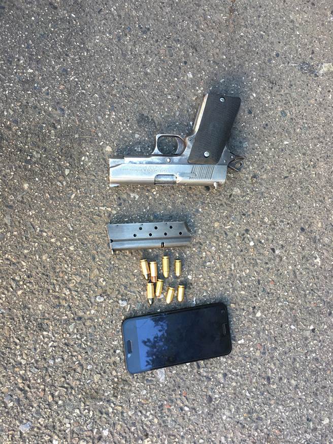 29歲吳姓男子將改造手槍藏褲管，遇永和警分局攔檢查獲。（翻攝）