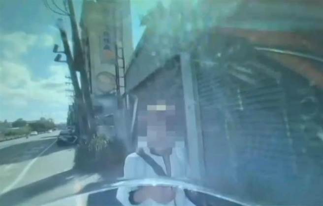 一名非洲鼓女老师拒绝警方盘查，过程中脱口「你真的很蠢」，遭警依妨害公务上铐带回扣押9小时，引发争议。律师吕秋远也指出该名警员可能在法治教育还需要加油。（中坜分局提供／邱立雅桃园传真）