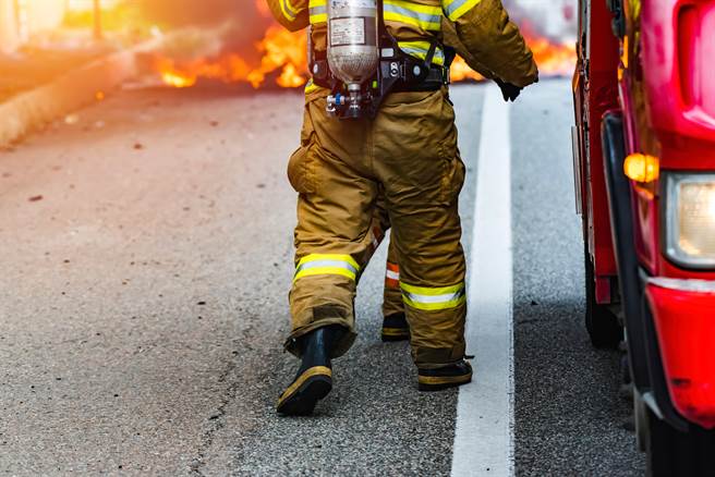 南杨州市24传出住商大楼火警，至少1死18伤。图为首尔消防人员赶赴救火。(示意图/Shutterstock)