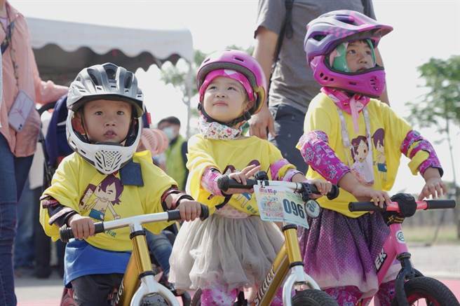 西拉雅亲子两铁趣味赛，24日于官田游客中心展开。(西拉雅管理处提供／刘秀芬台南传真)