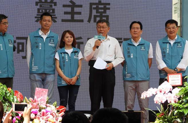 台灣民眾黨高雄黨部24日舉行成立大會，宣布在高雄地方進一步紮根，明年至少在高市拿下三席議員席次，黨主席、台北市長柯文哲表示，民眾黨的政治目標就是讓台灣成為一個正常的國家，也強調「在台灣土地不需要再去分統獨」。(劉宥廷攝)