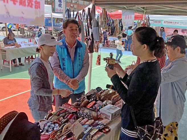 金门新市里曾有「小西门町」之称，金湖镇公所今起连2天在闹区篮球场举办木棉道创意市集。（李金生摄）