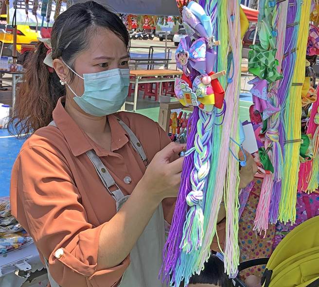 木棉道创意市集规画多样手作商品，五彩缤纷十分热闹。（李金生摄）