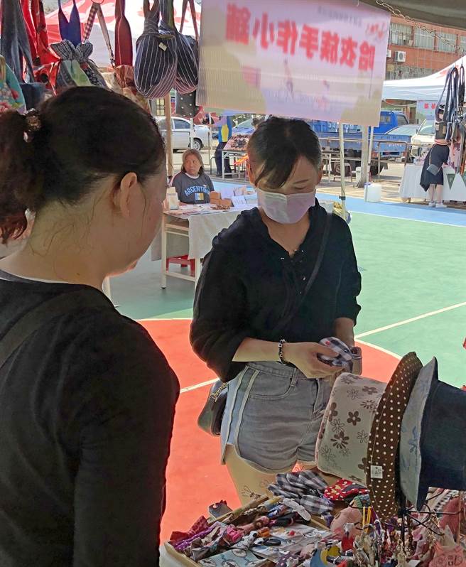 多采多姿的手作创意商品，吸引不少乡亲选购。（李金生摄）