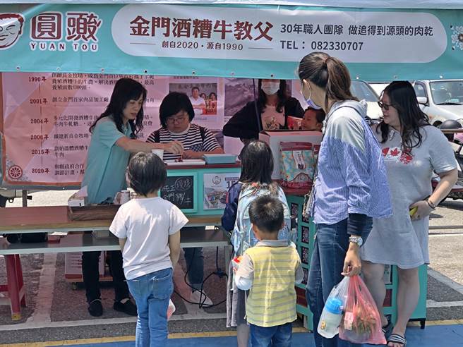 金门特色美食受到欢迎，现场买气热烈。（李金生摄）