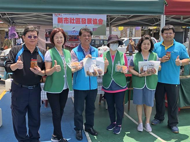 新市社区发展协会的妈妈们也推出手作商品共襄盛举。（李金生摄）