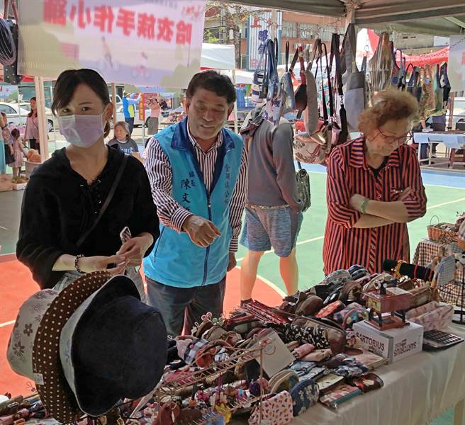 陈文顾镇长今天特别客串「一日推销员」，逐摊介绍和参观特色商品，欢迎乡亲和游客相揪来逛，一起感受木棉道市集的美好。 （李金生摄）