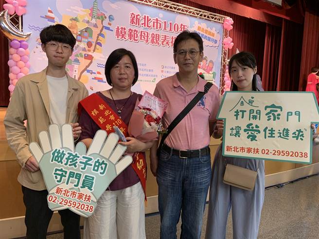 52岁徐季幼在女儿出生8个月大时，加入寄养家庭的行列，20多年来照顾了40多个无家可归的寄养儿童，一双亲生儿女在妈妈耳濡目染下，也加入家扶中心的展爱志工队，一同奉献社会。（许哲瑗摄）