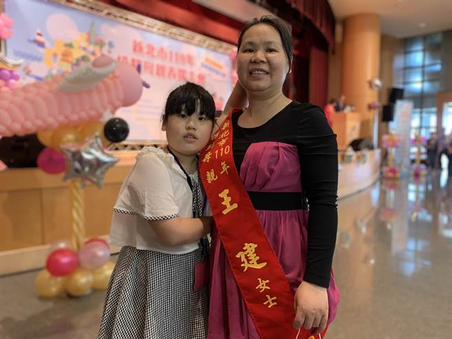 模范母亲王建年轻时常着孩子四处打工卖菜、修改衣服，帮忙负担家计，某次因女儿嫌弃外面卖的豆花不好吃，喜欢妈妈做的，因此决定开卖手工有机豆花。（许哲瑗摄）