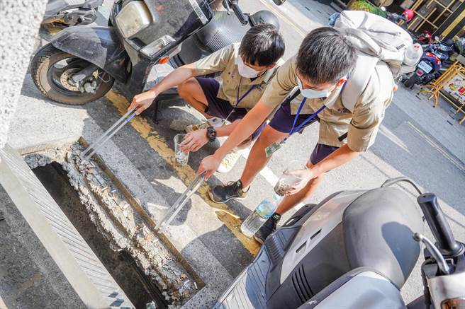 台南市河乐广场２４日下午聚集数百位高中生同步捡菸净街。（台南市环保局提供／程炳璋台南传真）