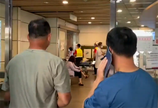 承包宜兰武塔车站月台加高工程之包商相关人员（灰衣、蓝衣者），24日前往医院探视受伤工人，但面对媒体追问为何违规施工，全都不予以回应。（图／中视新闻）