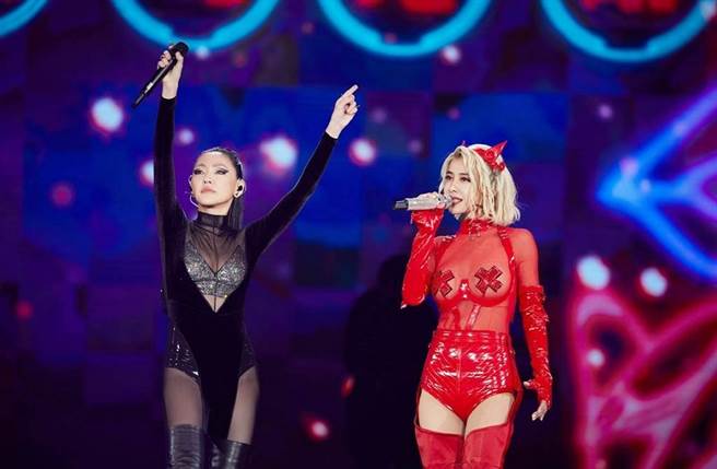 蔡依林不久前高雄場壓軸嘉賓請來「國際巨星」小S，兩人在台上跳舞較勁，掀起熱烈討論。(圖/ 摘自蔡依林Jolin Tsai臉書)