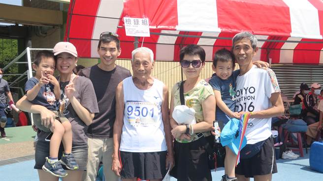96岁彰化市民张文吉（中）在儿子张仁录（右）鼓励下，报名参加全国常青田径赛，挑战100公尺短跑，成为今年全场所有比赛项目中最高龄参赛选手。（谢琼云摄）