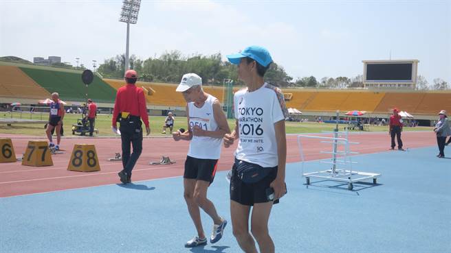 比赛前张文吉父子在场边小跑暖身。（谢琼云摄）