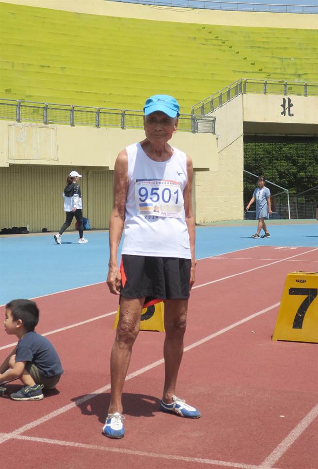 张文吉原本是上班族，退休30多年来，最喜欢唱歌吹口琴，这次是人生首度挑战田径赛事。（谢琼云摄）