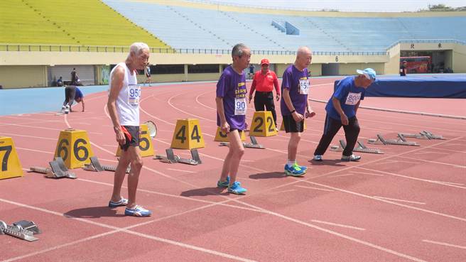 因超高龄男子组100公尺短跑项目报名人数有限，85岁组2人、90岁组和95岁组各1人，因此合併举行；6号赛道的92岁张秋跑出26秒23的惊人好成绩。（谢琼云摄）