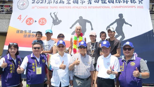 张文吉（后中）是今年全场最高龄参赛者，领奖时由副县长林田富（前排右二）和前县长卓伯源父亲卓泷助（前排右三）两人亲自颁发奖牌、献花。（谢琼云摄）