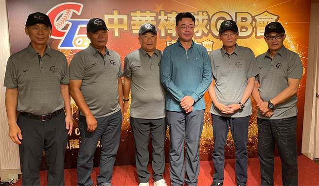 吳復連（左三）今天出席中華棒球OB會成立大會。（毛琬婷攝）
