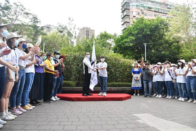 新北市多元文化节主活动「找找，谁在公园里搭了一个村子」24日登场，市长侯友宜授旗给180位文化大使。（叶书宏摄）