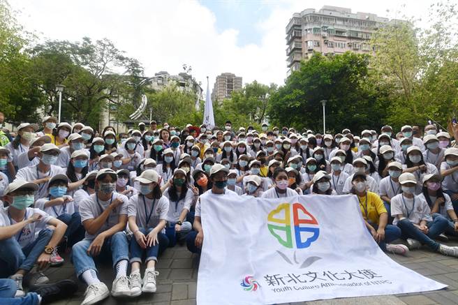 新北市多元文化节主活动「找找，谁在公园里搭了一个村子」24日登场，市长侯友宜授旗给180位文化大使。（叶书宏摄）