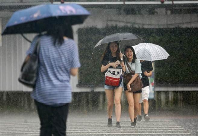 气象局预报显示，今天深夜至明(29)日上半天锋面通过台湾地区，水气明显增，中部以北慎防局部性大雨。(图／本报资料照)