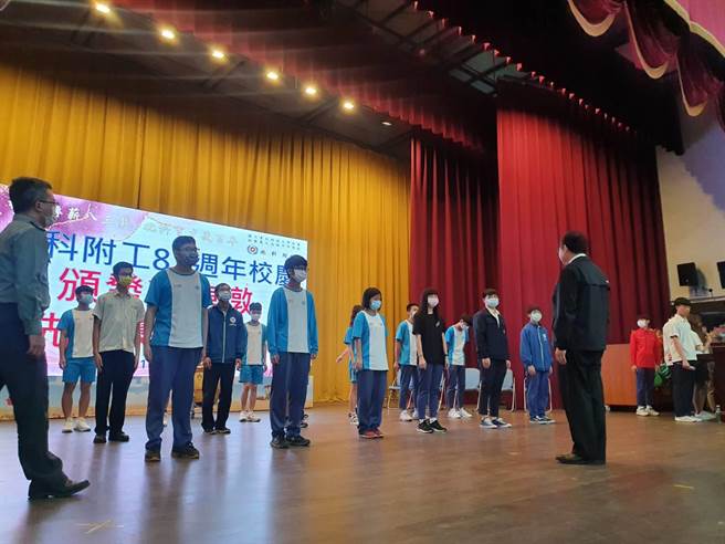 桃園市長鄭文燦6年前以選舉結餘款在北科附工成立「鄭連墩先生獎助學金」，24日趁83周年校慶時親頒獎學金。（蔡依珍攝）