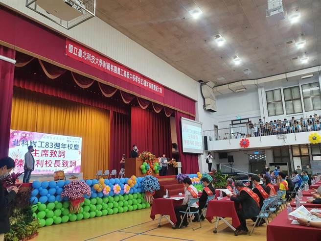 桃園市長鄭文燦6年前以選舉結餘款在北科附工成立「鄭連墩先生獎助學金」，24日趁83周年校慶時親頒獎學金。（蔡依珍攝）