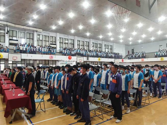 桃園市長鄭文燦6年前以選舉結餘款在北科附工成立「鄭連墩先生獎助學金」，24日趁83周年校慶時親頒獎學金。（蔡依珍攝）