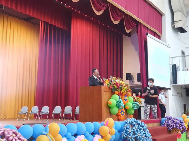 桃園市長鄭文燦6年前以選舉結餘款在北科附工成立「鄭連墩先生獎助學金」，24日趁83周年校慶時親頒獎學金。（蔡依珍攝）