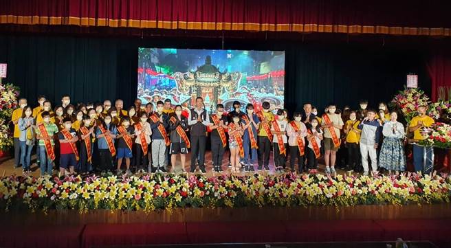 北港朝天宫今（24日）举行「孝心奖」表扬，共计有来自云林、澎湖、花莲及屏东24名国中小学生获表扬，获奖的每一个小孩都像小大人。（周丽兰摄）