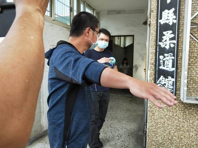 黄姓男童的爸爸重返孩子上课现场。（陈淑娥摄）