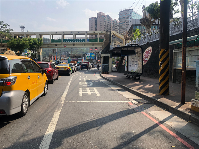 桃园市交通局违停检举QR Code奏效，将扩大在台1线沿线11处公车停靠站办理，希望吓阻违规占用公车格现象，也节省警察出勤的频率。（交通局提供／蔡依珍桃园传真）