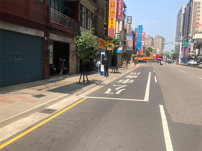 桃园市交通局违停检举QR Code奏效，将扩大在台1线沿线11处公车停靠站办理，希望吓阻违规占用公车格现象，也节省警察出勤的频率。（交通局提供／蔡依珍桃园传真）