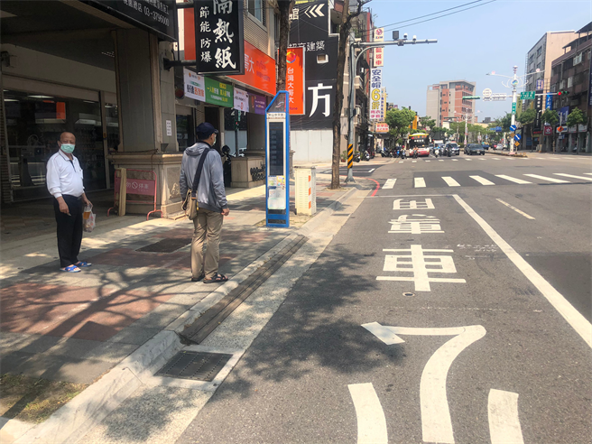 桃园市交通局违停检举QR Code奏效，将扩大在台1线沿线11处公车停靠站办理，希望吓阻违规占用公车格现象，也节省警察出勤的频率。（交通局提供／蔡依珍桃园传真）