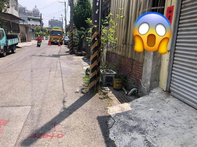 一位民眾经过路边民宅时，惊见角落竟有一个脸色苍白的女子朝他猛盯，吓得他全身发毛，真相曝光后才松一口气。(翻摄灵异公社)