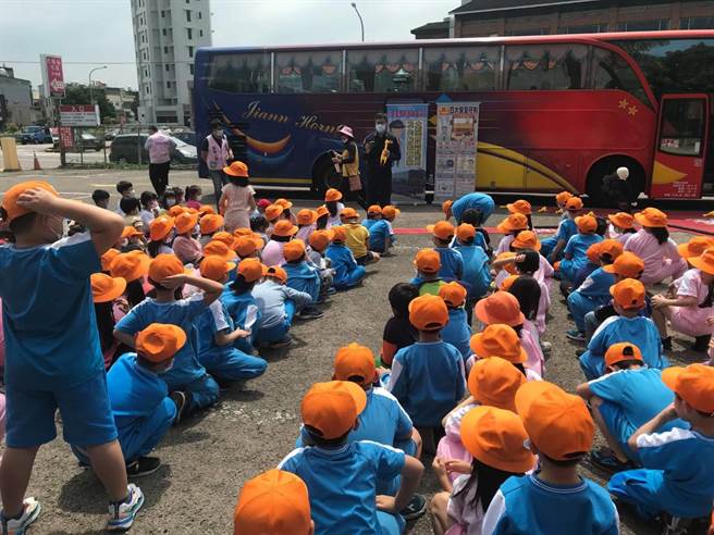 交通警察大队及中坜监理站宣导出奇招，以惨叫鸡实测内轮差让小朋友笑「惨」。(警方提供／蔡依珍桃园传真)