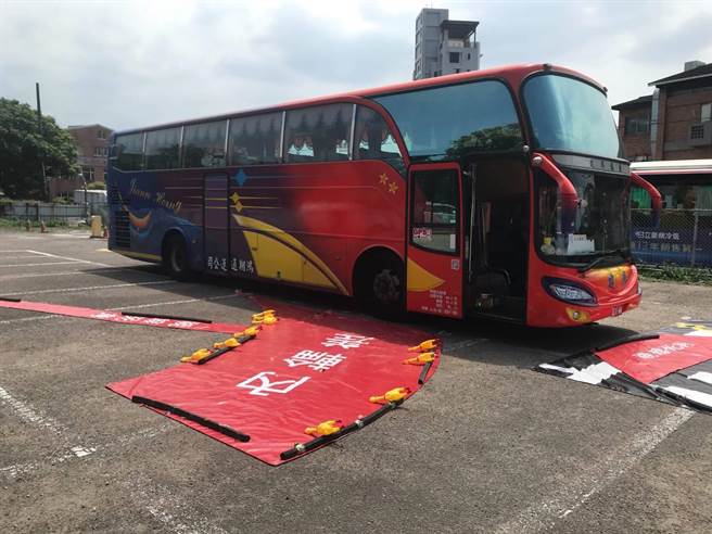 交通警察大队及中坜监理站宣导出奇招，以惨叫鸡实测内轮差让小朋友笑「惨」。(警方提供／蔡依珍桃园传真)